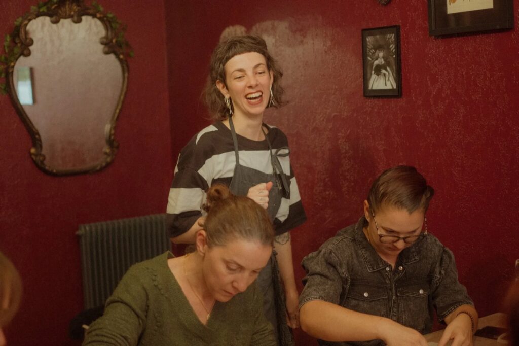 Marie-Ange et des participantes pendant un atelier