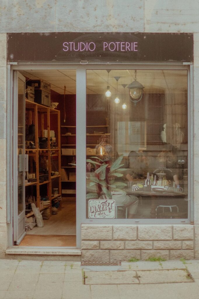 Devanture du Studio Poterie, rue Rivotte